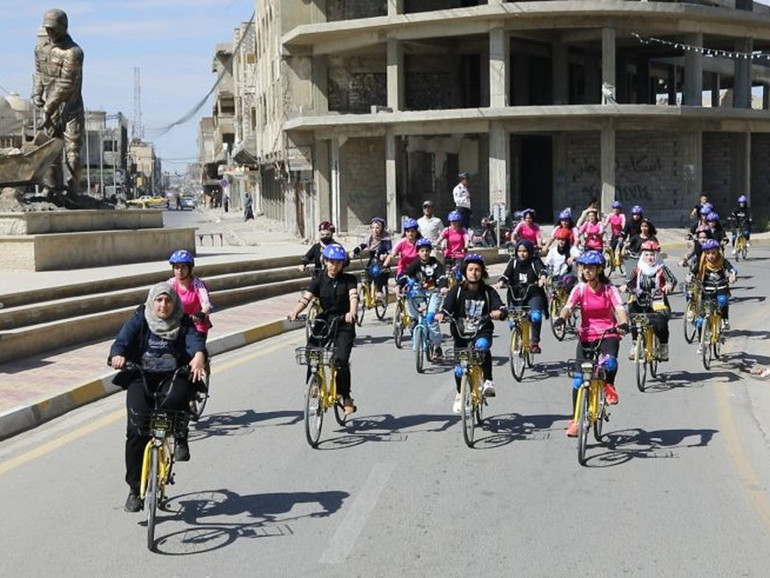 Iraq: Mosul, donne in bici per “riprendersi la città” dopo il terrore del Califfo. “Non più vittime ma protagoniste”