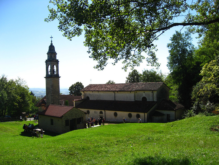 Itinerari ai piedi dell'Altopiano. Nella Pedemontana, dagli eremi abbandonati agli hospitales Itinerari ai piedi dell'Altopiano. Nella Pedemontana, dagli eremi abbandonati agli hospitales