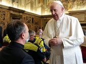 L'abbraccio di papa Francesco al clero padovano in prima linea contro il Coronavirus: "Ha dato prova di coraggio"