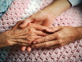 L'altra metà dell'Alzheimer. 600 mila colpiti in Italia. Molto spesso sono i familiari a occuparsi dell'assistenza