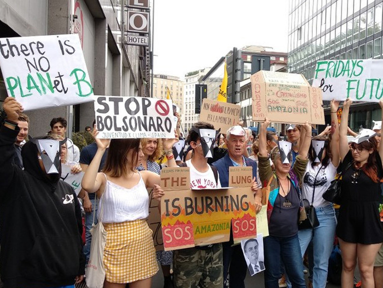 L'Amazzonia brucia, manifestazioni sotto i consolati brasiliani in Italia