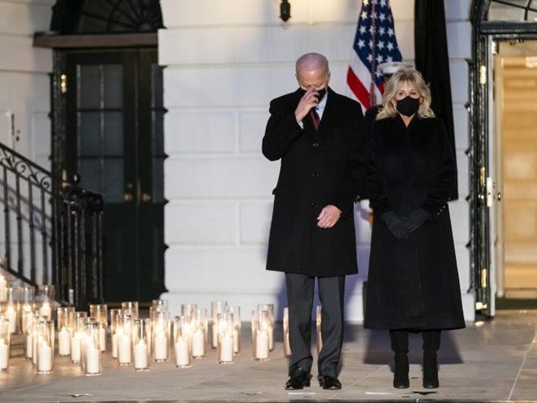 L’America in preghiera per le 500 mila vittime della pandemia. Biden: “Una pietra miliare straziante e dolorosa”
