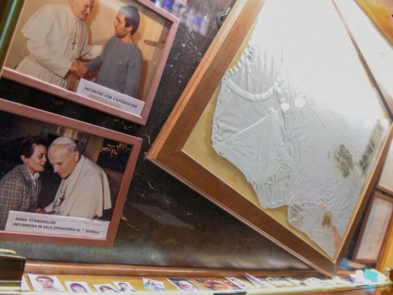 L’attentato a Giovanni Paolo II: la memoria di un santo nella maglietta insanguinata di quel giorno di 40 anni fa