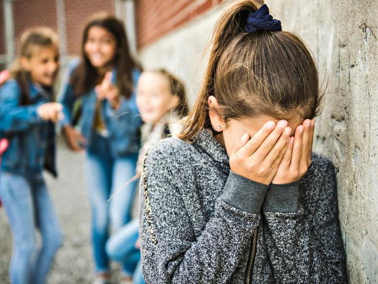 L’ombrello che serve. Si moltiplicano, sui media, i titoli che indicano violenze a scuola L’ombrello che serve. Si moltiplicano, sui media, i titoli che indicano violenze a scuola