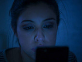 L'uso notturno del cellulare tra i giovani provoca danni