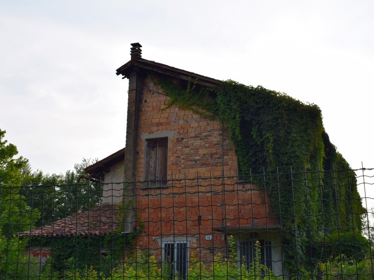 La casa del parco Morandi: dal villaggio all'abbandono, progettando il recupero