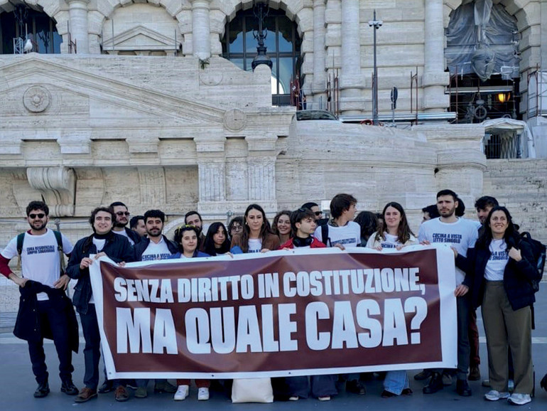 La casa in Costituzione. Un gruppo apartitico vuole inserire il diritto all'abitare nella legge fondamentale dello Stato La casa in Costituzione. Un gruppo apartitico vuole inserire il diritto all'abitare nella legge fondamentale dello Stato