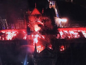 La Chiesa d'Europa accanto alla Francia: "Addolorati per le fiamme che bruciano la cattedrale di Notre Dame"