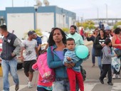 La grande fuga dei profughi, al collasso le frontiere con i Paesi andini. Il grido d’allarme della Chiesa