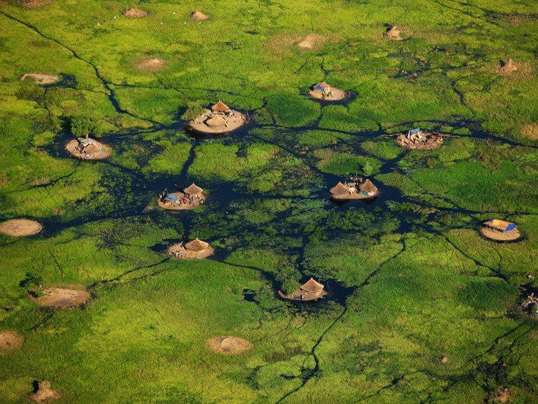 La lezione della Laudato si’. Yann Arthus-Bertrand: “Solo una rivoluzione spirituale ci salverà dal riscaldamento climatico”