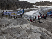 La lunga agonia del ghiacciaio. Il riscaldamento globale sta spogliando la Marmolada, Regina delle Dolomiti