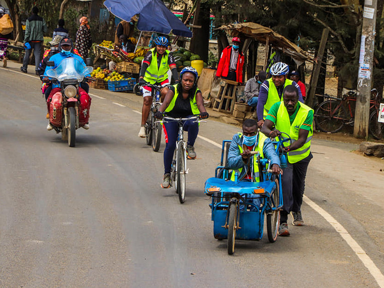 La “marcia” accorcia le distanze. In Kenya quattro persone con disabilità intellettiva in bici da Nyahururu a Nairobi con le loro squadre