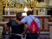 La missione di strada di Nuovi Orizzonti per le strade di Roma, abbracciando i giovani e le loro difficoltà nel segno dell’amore