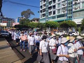 La protesta pacifica dei cattolici a Yangon in preghiera e con il rosario in mano