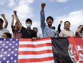 La stampa attacca Biden, ma gli americani volevano lasciare Kabul. La Chiesa in campo per accogliere i profughi