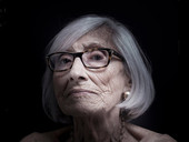 “La violenza ti spoglia di tutto”: sei scatti fotografici contro la violenza agli anziani