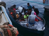 Lampedusa: Basile (Cri), “dopo una giornata particolarmente impegnativa, proseguono i trasferimenti”. All’hotspot ci sono circa 4.200 persone