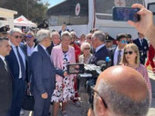 Lampedusa, Piantedosi e Johansson in visita all’hotspot gestito dalla Croce Rossa