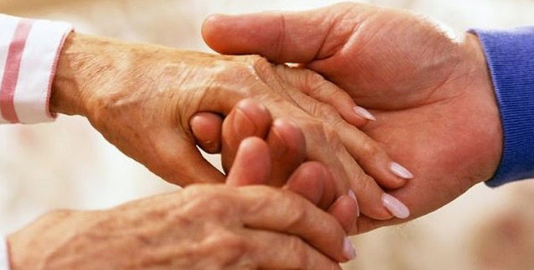 Lavoro domestico, le famiglie sono in affanno: aumenta la spesa per colf e badanti