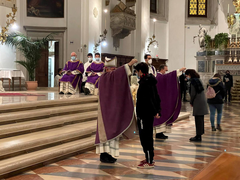 Le ceneri del vescovo Claudio in Cattedrale: "lasciatevi riconciliare con Dio; non accogliete invano la Grazia di Dio"