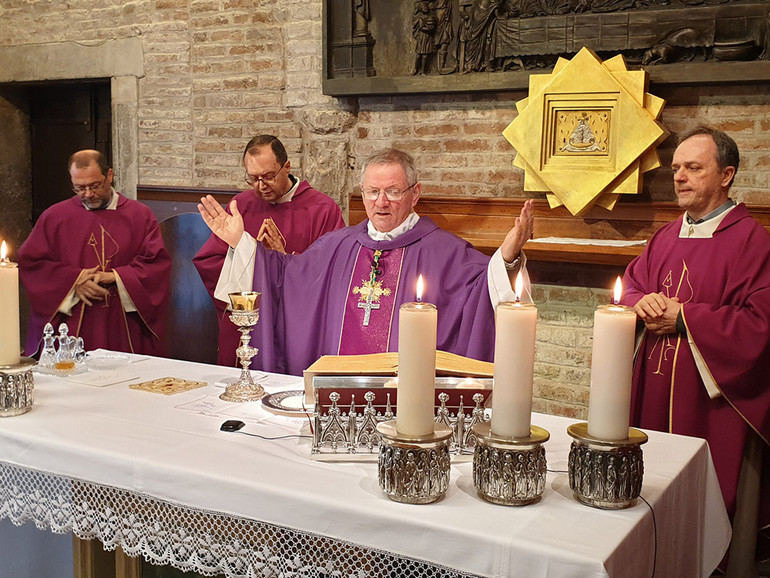 Le indicazioni del vescovo Claudio, valide fino all'8 marzo, su preghiera, sacramenti ed esequie