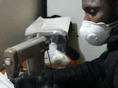 Le mascherine solidali dei richiedenti asilo (e il sogno di aprire un atelier)