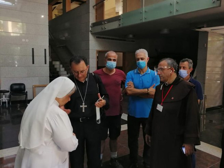 Libano: il nunzio apostolico, mons. Spiteri, sul luogo del disastro. Il lavoro della Caritas