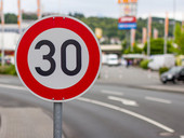 Limite di velocità a 30 chilometri? Le città rallentano