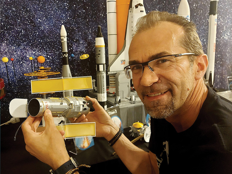 Lo spazio in miniatura. Massimo Zancan stampa in 3D modellini di Shuttle e planetari e li dona all'Osservatorio di Arcugnano