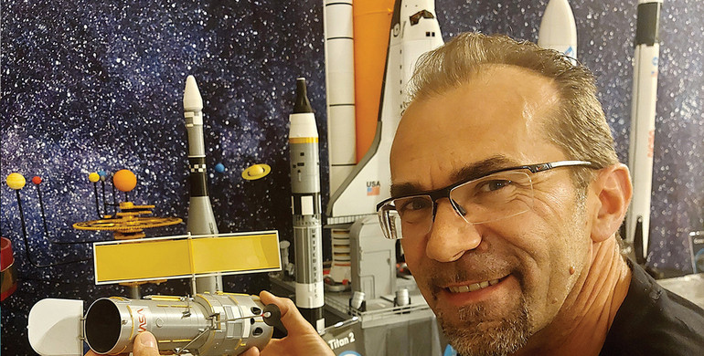 Lo spazio in miniatura. Massimo Zancan stampa in 3D modellini di Shuttle e planetari e li dona all'Osservatorio di Arcugnano