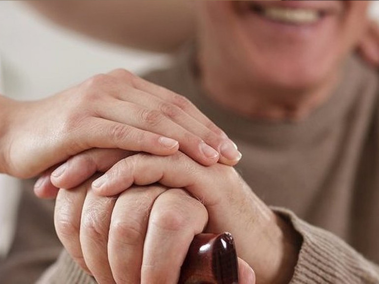 Lo stress mette a rischio la salute dei caregiver familiari, soprattutto se donne