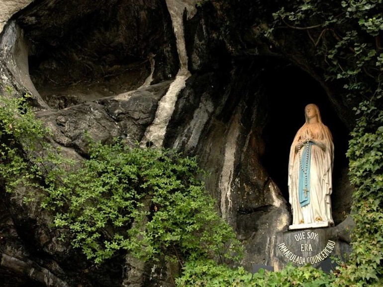 Lourdes in tempo di pandemia. Mons. Dumas (rettore): “Un anno difficile, speriamo ripartano a luglio i pellegrinaggi”