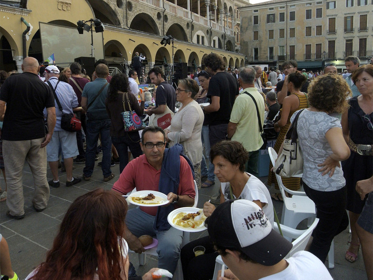 Manca un mese all'edizione 2018 della "Cena gratuita per tutti"