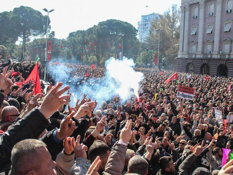 Manifestazioni in Albania: mons. Meta (vescovi), “giusto il diritto di protestare, ma no alla violenza”