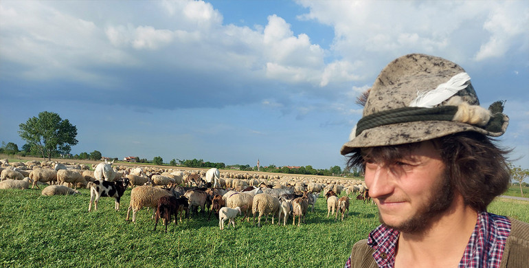 Manuel Carotta, 24 anni di Pedemonte, ha scelto l'allevamento. "Le pecore me piaze, e basta"