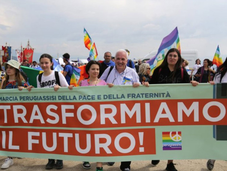 Marcia della pace: in 10mila da Perugia ad Assisi per un “mondo più umano” Marcia della pace: in 10mila da Perugia ad Assisi per un “mondo più umano”
