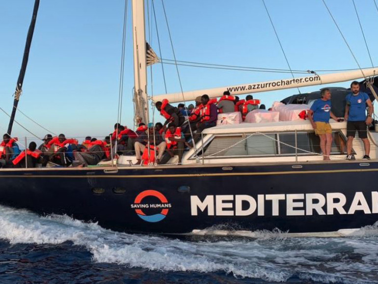 Mediterranea: evacuati donne e bambini. L’ong: “Devono scendere tutti”