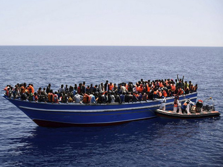 Mediterraneo, “il più tragico naufragio del 2019”. E Salvini nega lo sbarco di 135 migranti