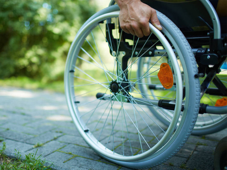 Meno autosufficienti. L’Inps da metà ottobre ha revocato l’assegno di invalidità alle persone con disabilità parziale se hanno un lavoro