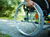 Meno autosufficienti. L’Inps da metà ottobre ha revocato l’assegno di invalidità alle persone con disabilità parziale se hanno un lavoro