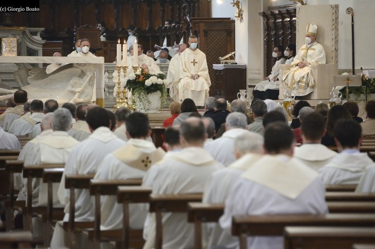 Messa del Crisma. Due anni dopo, una rappresentanza dei preti si sono ritrovati in Cattedrale