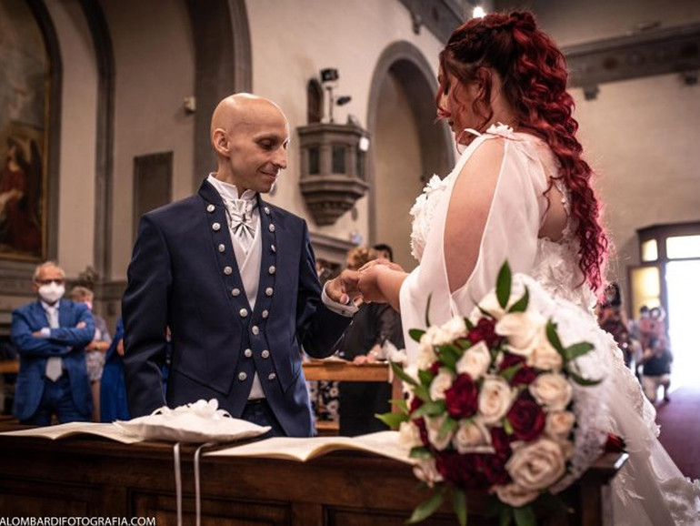 Michael ed Elisabetta sposi, un amore che sfida anche la malattia Michael ed Elisabetta sposi, un amore che sfida anche la malattia