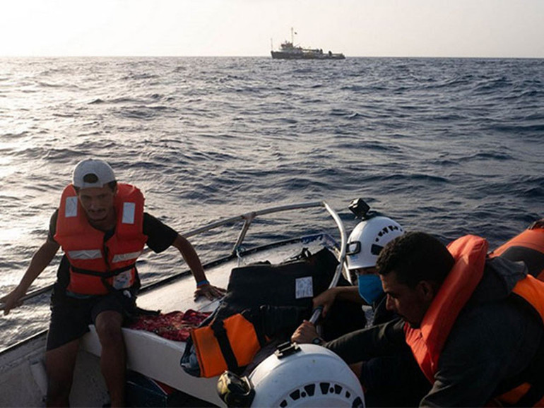 Migranti, 440 su Sea Watch in attesa di un porto sicuro: “Stillicidio”