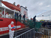 Migranti, a Livorno lo sbarco della Life support di Emergency