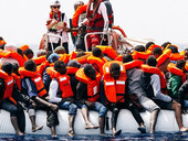 Migranti, Alarm phone: 75 in pericolo su un gommone al largo della Libia