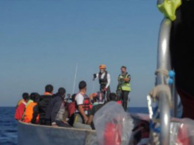 Migranti: Commissione Ue, “obbligo legale e morale di salvare le vite in mare”