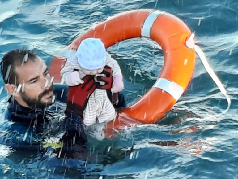 Migranti: l’agente della Guardia civil spagnola che ha salvato il neonato a Ceuta, “era congelato, non si muoveva più”