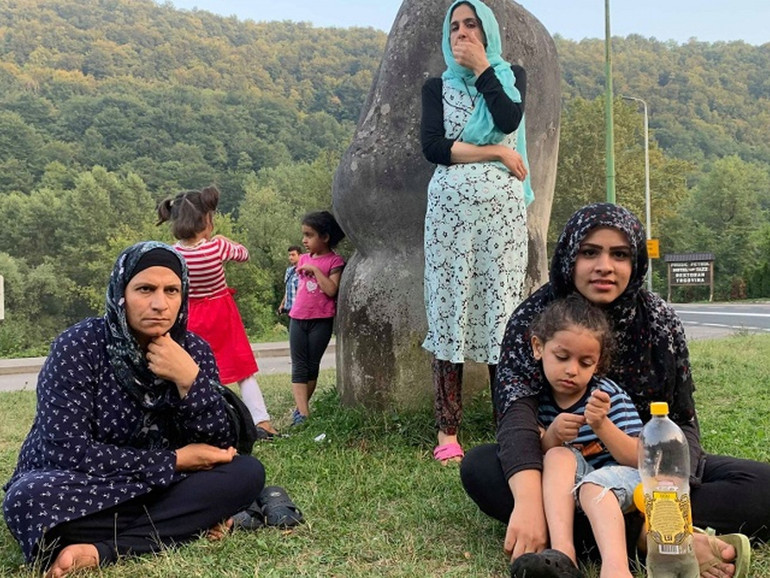 Migranti, la Croce rossa invia aiuti in Bosnia: "L'Europa intervenga"