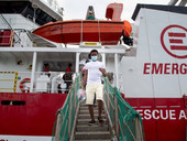 Migranti, la denuncia di Emergency: “A noi sempre porti lontani, così si crea vuoto in mare”