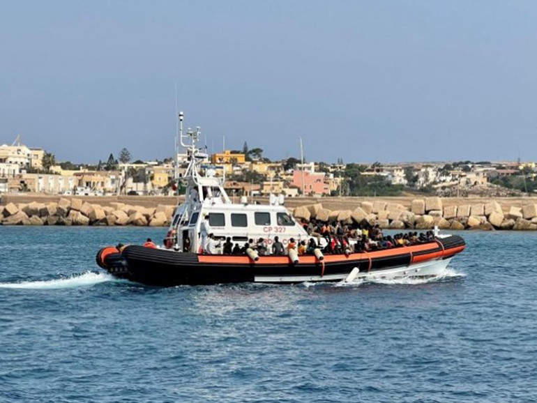 Migranti: Lampedusa, boom di arrivi negli ultimi giorni. Conti (Mediterranean Hope), “cerchiamo di umanizzare la frontiera”
